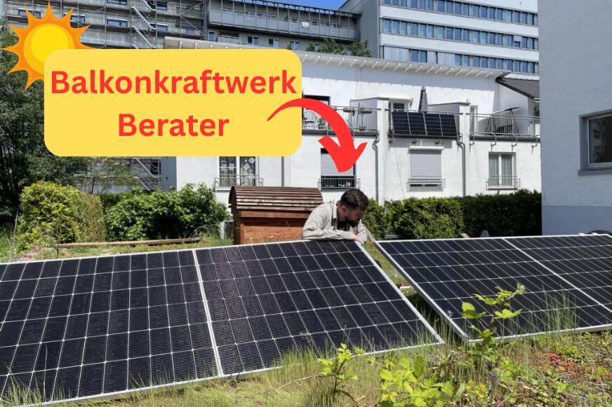 Der Balkonkrftwerk-Berater Alex, sitzt als Smart-Home-Fox Experte, Balkonkraftwerk Tester und Ansprechpartner des Balkonkraftwerk Berater Tools vor einer Mini-PV-Anlage auf dem Flachdach und zeigt auf ein anderes, welches am Balkongeländer hängt.
