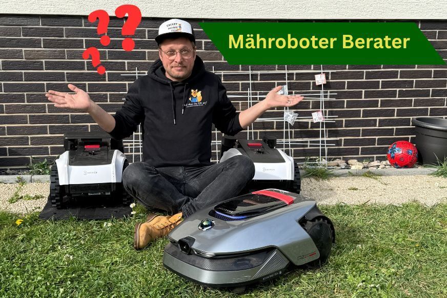 Der Smart-Home-Fox Mähroboter-Berater, sitzt als Smart-Home-Fox Experte, Mähroboter Tester und Ansprechpartner des Roboter-Rasenmäher Berater Tools vor einer mehreren Rasenmähern.